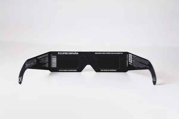 Face intérieure des lunettes d’éclipse ROPTIC, avec le marquage CE, le code-barres et l’avertissement « Ne pas utiliser si endommagé »