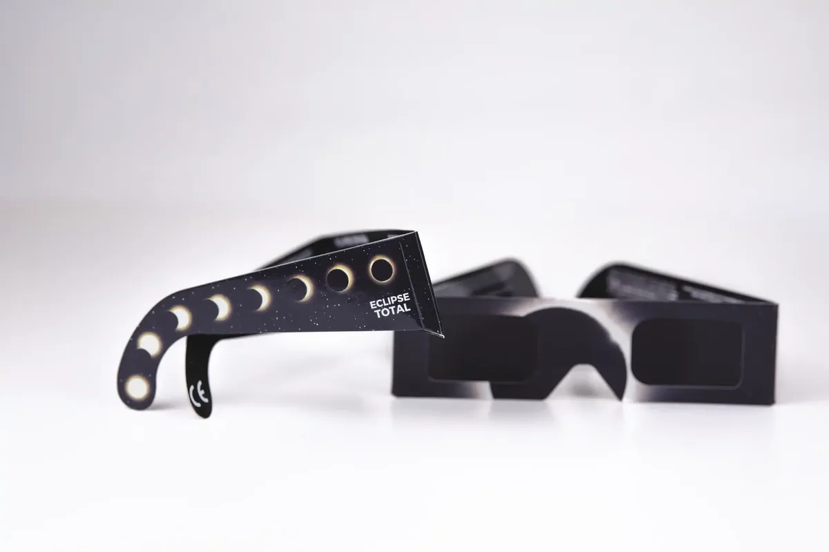 Détail de la branche ROPTIC avec la séquence des phases de l’éclipse totale imprimée et le marquage CE