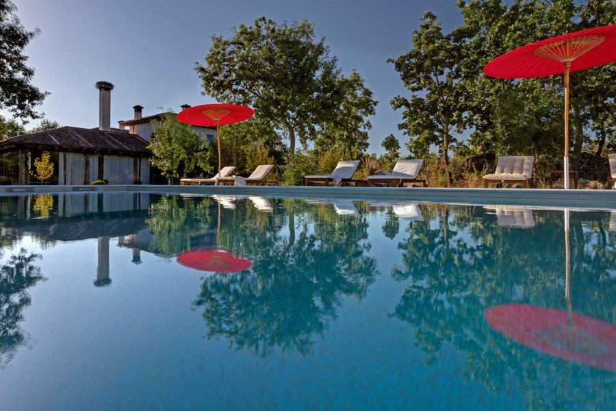 Piscina exterior del Hotel Finca Fuente Techada, en Sotosalbos