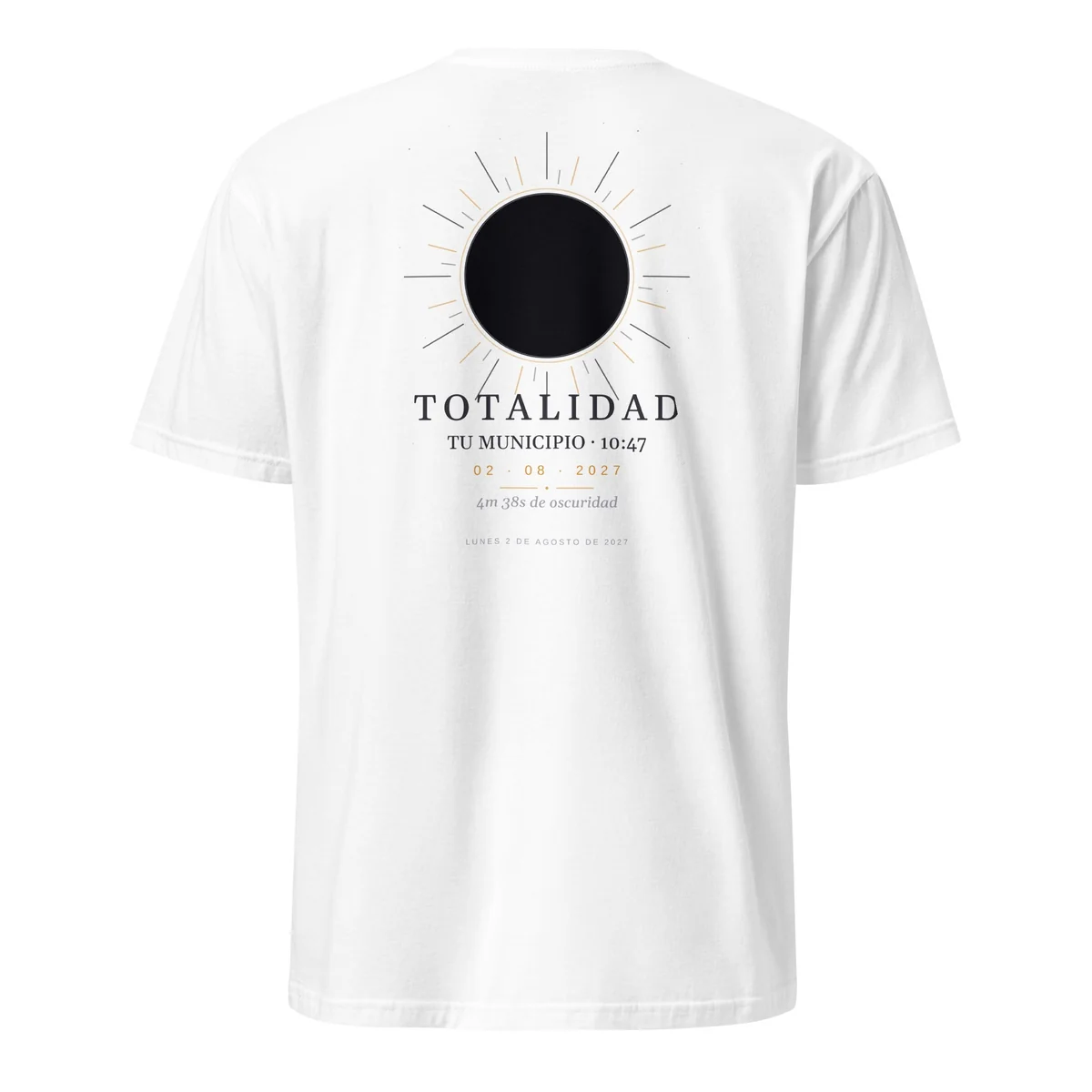 T-shirt de l’éclipse · recto verso en blanc. Éclipse totale du 2 août 2027. Motif « Totalité », au dos. Y sont imprimés le nom de la commune, l’heure du maximum et, si l’éclipse y est totale, la durée de l’obscurité