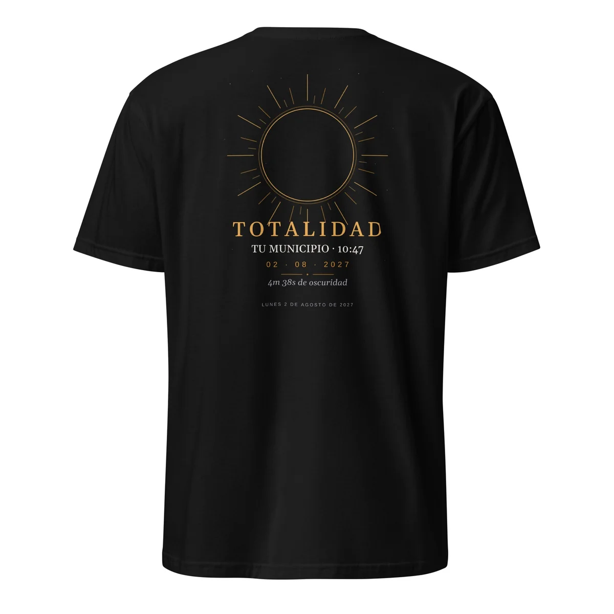 T-shirt de l’éclipse · recto verso en noir. Éclipse totale du 2 août 2027. Motif « Totalité », au dos. Y sont imprimés le nom de la commune, l’heure du maximum et, si l’éclipse y est totale, la durée de l’obscurité