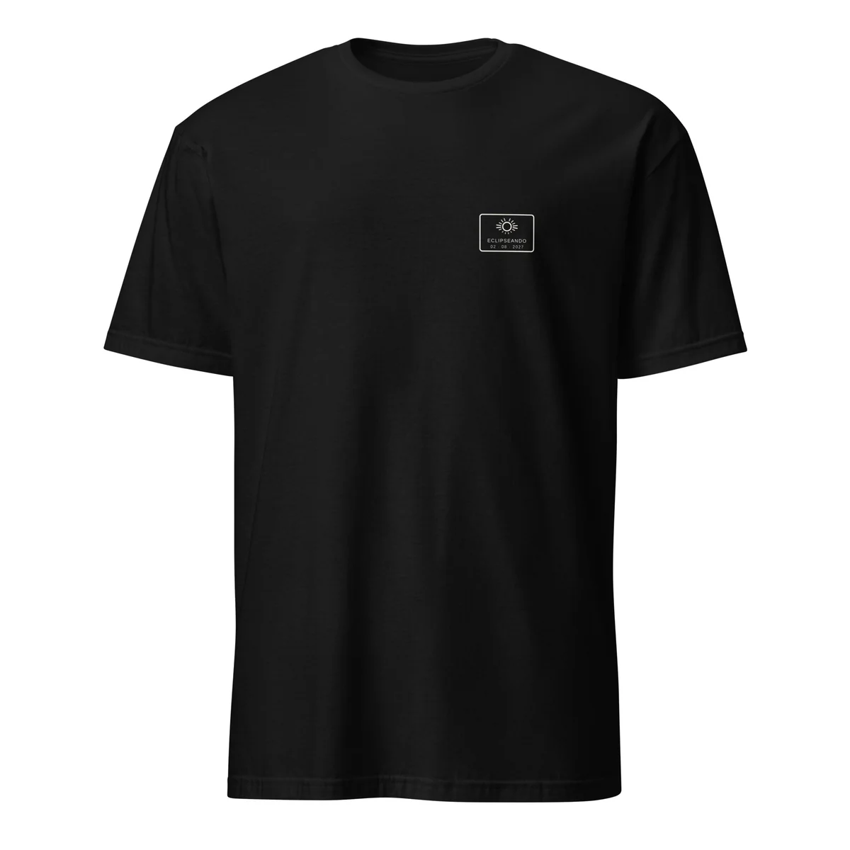 T-shirt de l’éclipse · recto verso en noir. Éclipse totale du 2 août 2027. Motif «  », petit écusson fixe sur la poitrine (5,6 cm) et impression 30 × 40 cm au dos. Y sont imprimés le nom de la commune, l’heure du maximum et, si l’éclipse y est totale, la durée de l’obscurité