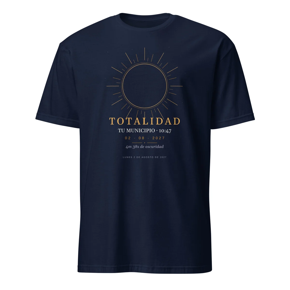 Solförmörkelse-T-shirt i marinblå. Total solförmörkelse den 2 augusti 2027. Motivet ”Totalitet”, tryck på 30 × 40 cm på bröstet. Tryckt på den: ortens namn, klockslaget för maximum och, om förmörkelsen är total där, hur länge mörkret varar