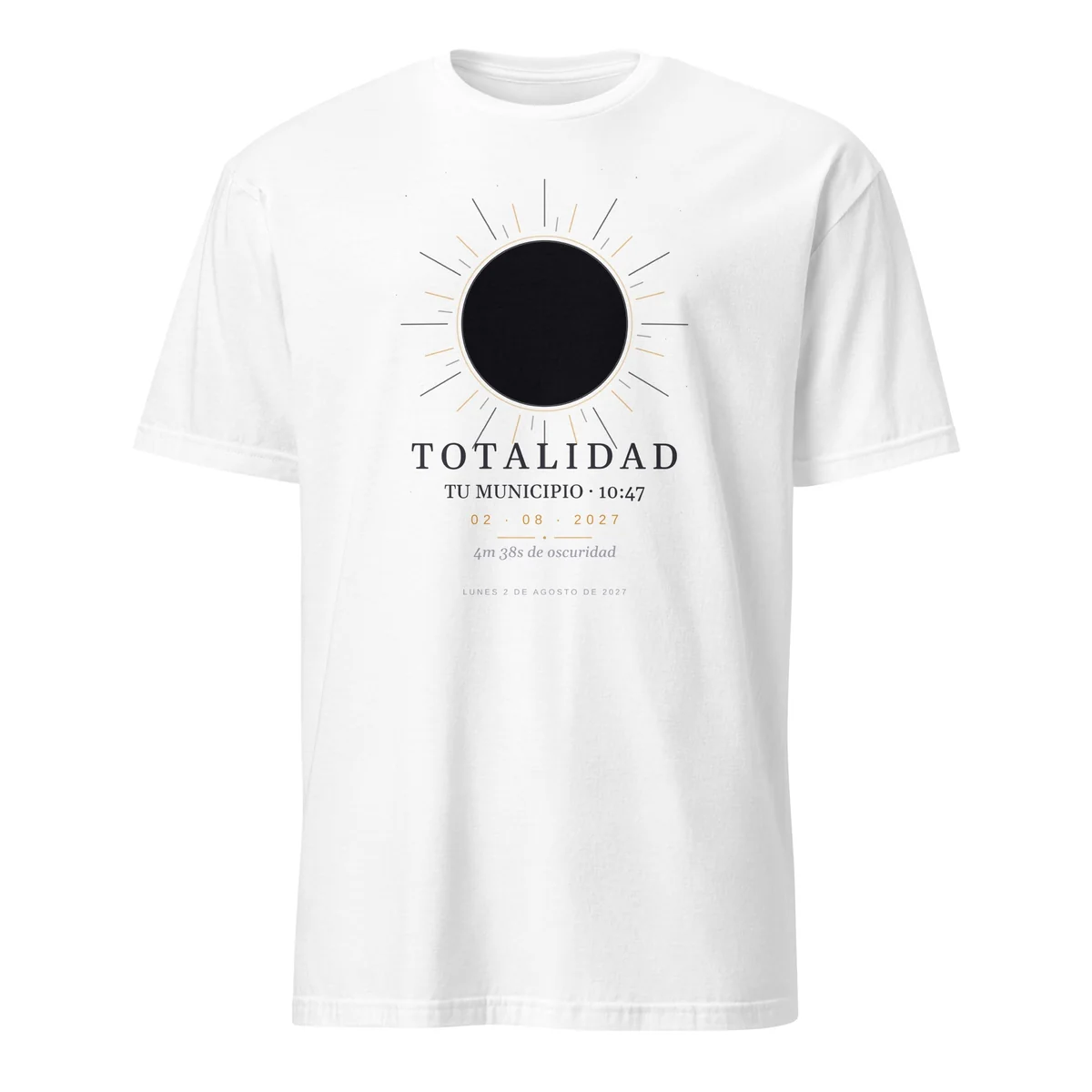 Solförmörkelse-T-shirt i vit. Total solförmörkelse den 2 augusti 2027. Motivet ”Totalitet”, tryck på 30 × 40 cm på bröstet. Tryckt på den: ortens namn, klockslaget för maximum och, om förmörkelsen är total där, hur länge mörkret varar