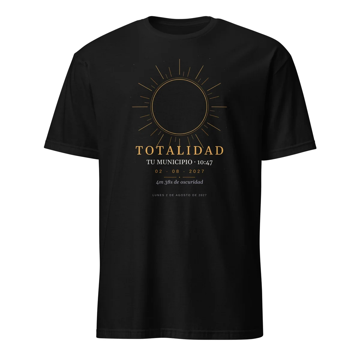 Solförmörkelse-T-shirt i svart. Total solförmörkelse den 2 augusti 2027. Motivet ”Totalitet”, tryck på 30 × 40 cm på bröstet. Tryckt på den: ortens namn, klockslaget för maximum och, om förmörkelsen är total där, hur länge mörkret varar