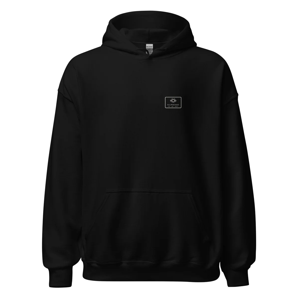 Hoodie de l’éclipse · recto verso en noir. Éclipse totale du 2 août 2027. Motif «  », petit écusson fixe sur la poitrine (5,6 cm) et impression 30 × 40 cm au dos. Y sont imprimés le nom de la commune, l’heure du maximum et, si l’éclipse y est totale, la durée de l’obscurité