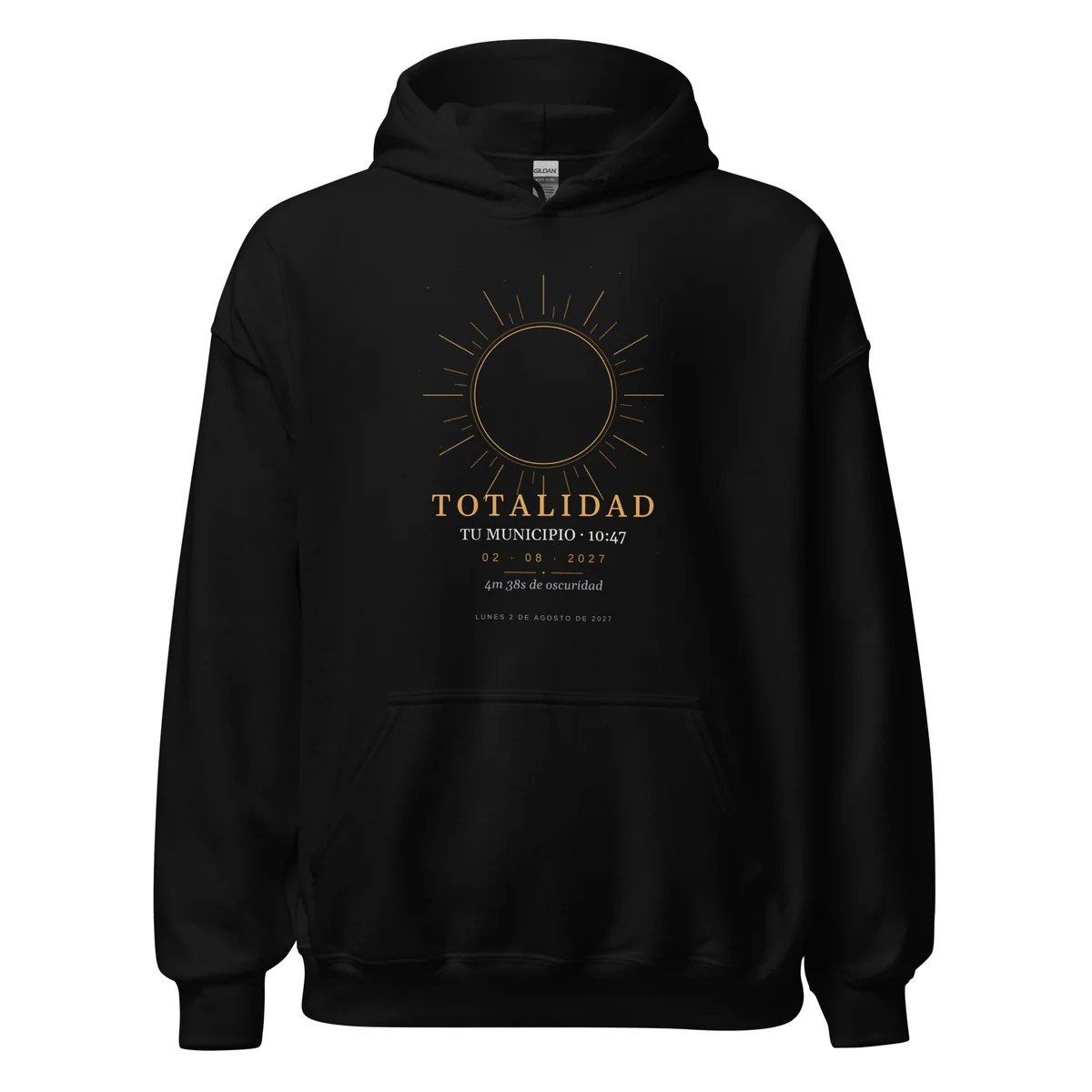 Zonsverduistering-hoodie in zwart. Totale zonsverduistering van 2 augustus 2027. Ontwerp “Totaliteit”, opdruk van 30 × 40 cm op de borst. Erop gedrukt: de naam van de plaats, het tijdstip van het maximum en, als de eclips daar totaal is, hoe lang het donker duurt