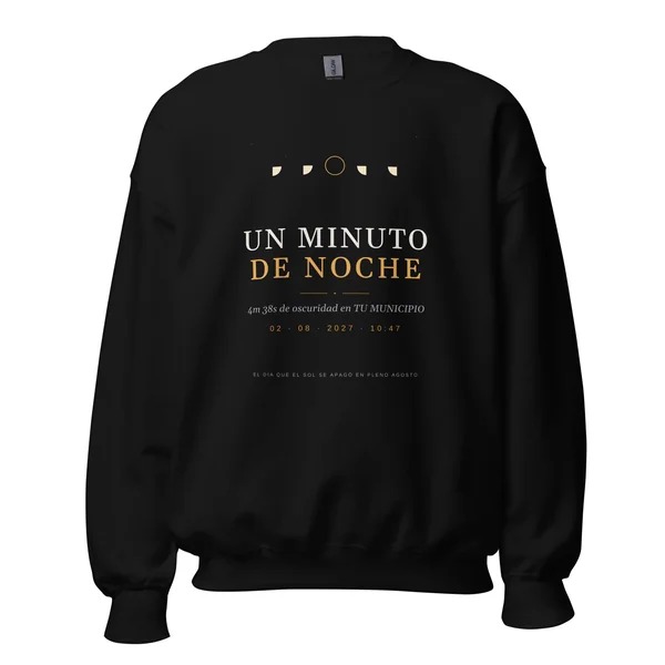 Zonsverduistering-sweater in zwart. Totale zonsverduistering van 2 augustus 2027. Ontwerp “Een minuut nacht”, opdruk van 30 × 40 cm op de borst. Erop gedrukt: de naam van de plaats, het tijdstip van het maximum en, als de eclips daar totaal is, hoe lang het donker duurt