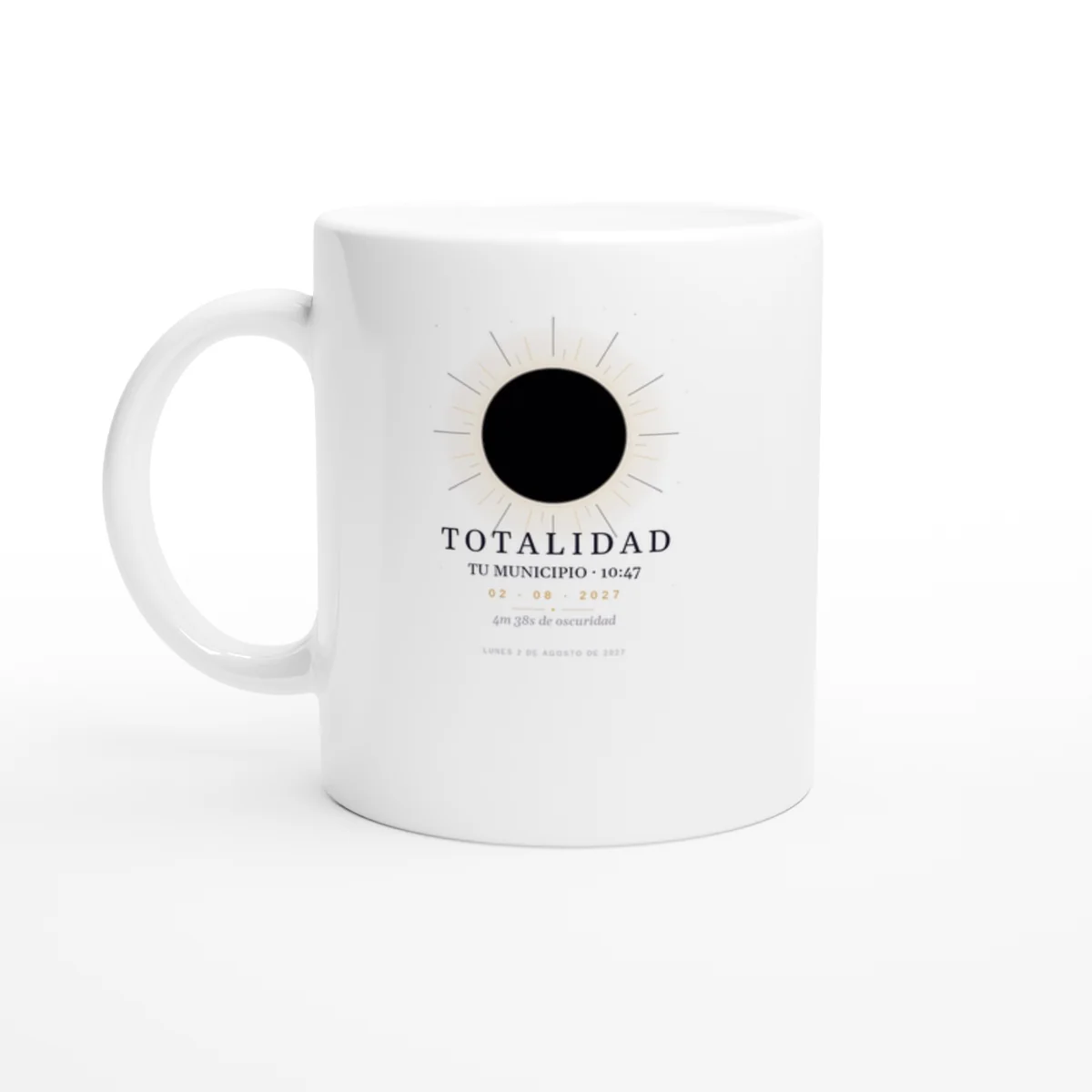 Zonsverduistering-mok in wit. Totale zonsverduistering van 2 augustus 2027. Ontwerp “Totaliteit”, rondom bedrukt, de hele mok rond. Erop gedrukt: de naam van de plaats, het tijdstip van het maximum en, als de eclips daar totaal is, hoe lang het donker duurt