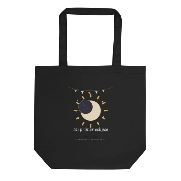 Zonsverduistering-tote bag in zwart. Totale zonsverduistering van 2 augustus 2027. Ontwerp “Mijn eerste eclips”, grote opdruk aan één kant. Erop gedrukt: de naam van de plaats, het tijdstip van het maximum en, als de eclips daar totaal is, hoe lang het donker duurt