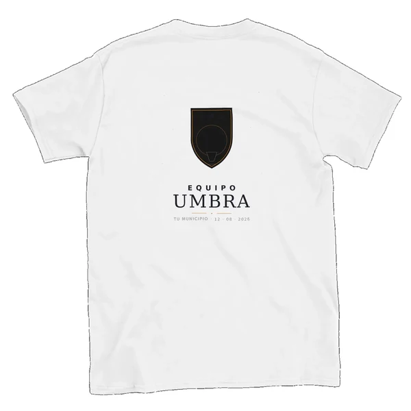 T-Shirt zur Sonnenfinsternis · vorne und hinten in weiß. Totale Sonnenfinsternis am 12. August 2026. Motiv „Team Umbra“, auf dem Rücken. Aufgedruckt sind der Ortsname, seine Uhrzeit der Totalität und deren Dauer