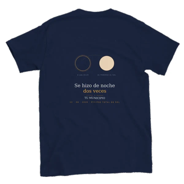 T-shirt do eclipse · à frente e nas costas em azul-marinho. Eclipse total de 12 de agosto de 2026. Motivo «Fez-se noite duas vezes», nas costas. Leva impressos o nome do concelho, a sua hora de totalidade e quanto dura