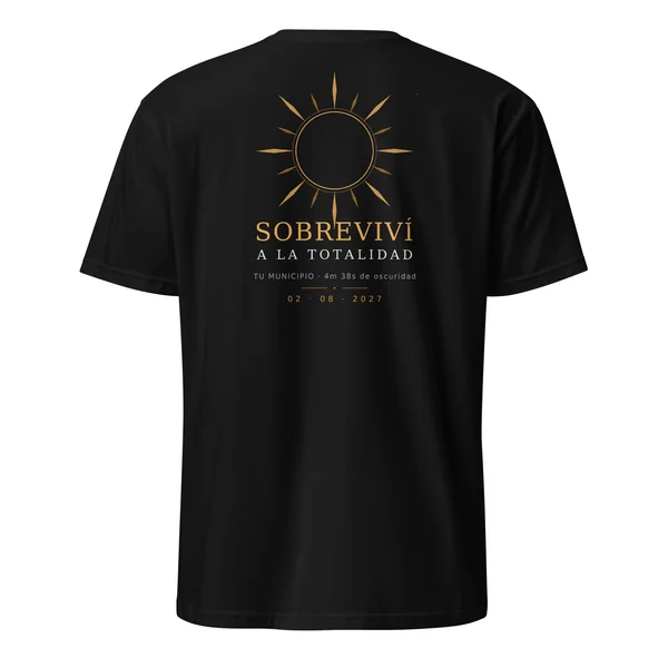 T-shirt do eclipse · à frente e nas costas em preto. Eclipse total de 2 de agosto de 2027. Motivo «Sobrevivi à totalidade», nas costas. Leva impressos o nome do concelho, a hora do máximo e, se aí o eclipse for total, quanto dura a escuridão