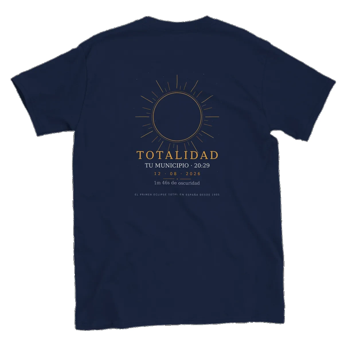 T-shirt de l’éclipse · recto verso en bleu marine. Éclipse totale du 12 août 2026. Motif « Totalité », au dos. Y sont imprimés le nom de la commune, son heure de totalité et sa durée