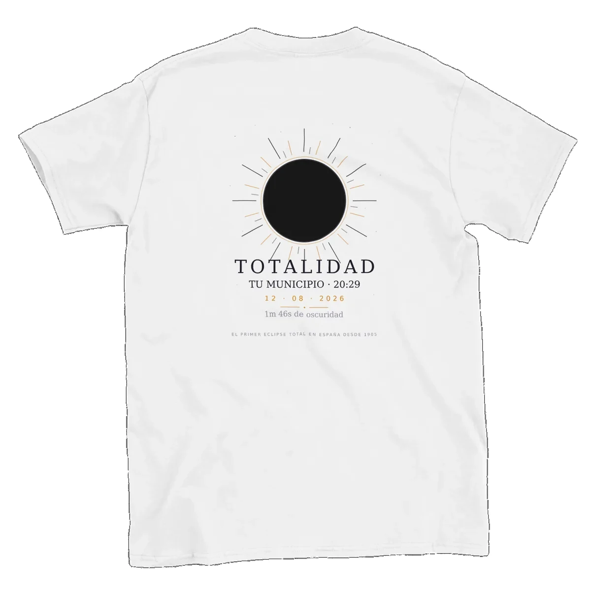 T-shirt de l’éclipse · recto verso en blanc. Éclipse totale du 12 août 2026. Motif « Totalité », au dos. Y sont imprimés le nom de la commune, son heure de totalité et sa durée