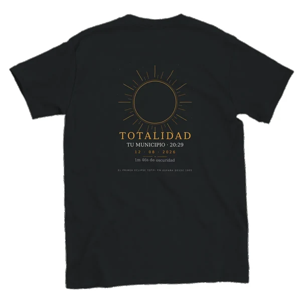 T-shirt de l’éclipse · recto verso en noir. Éclipse totale du 12 août 2026. Motif « Totalité », au dos. Y sont imprimés le nom de la commune, son heure de totalité et sa durée