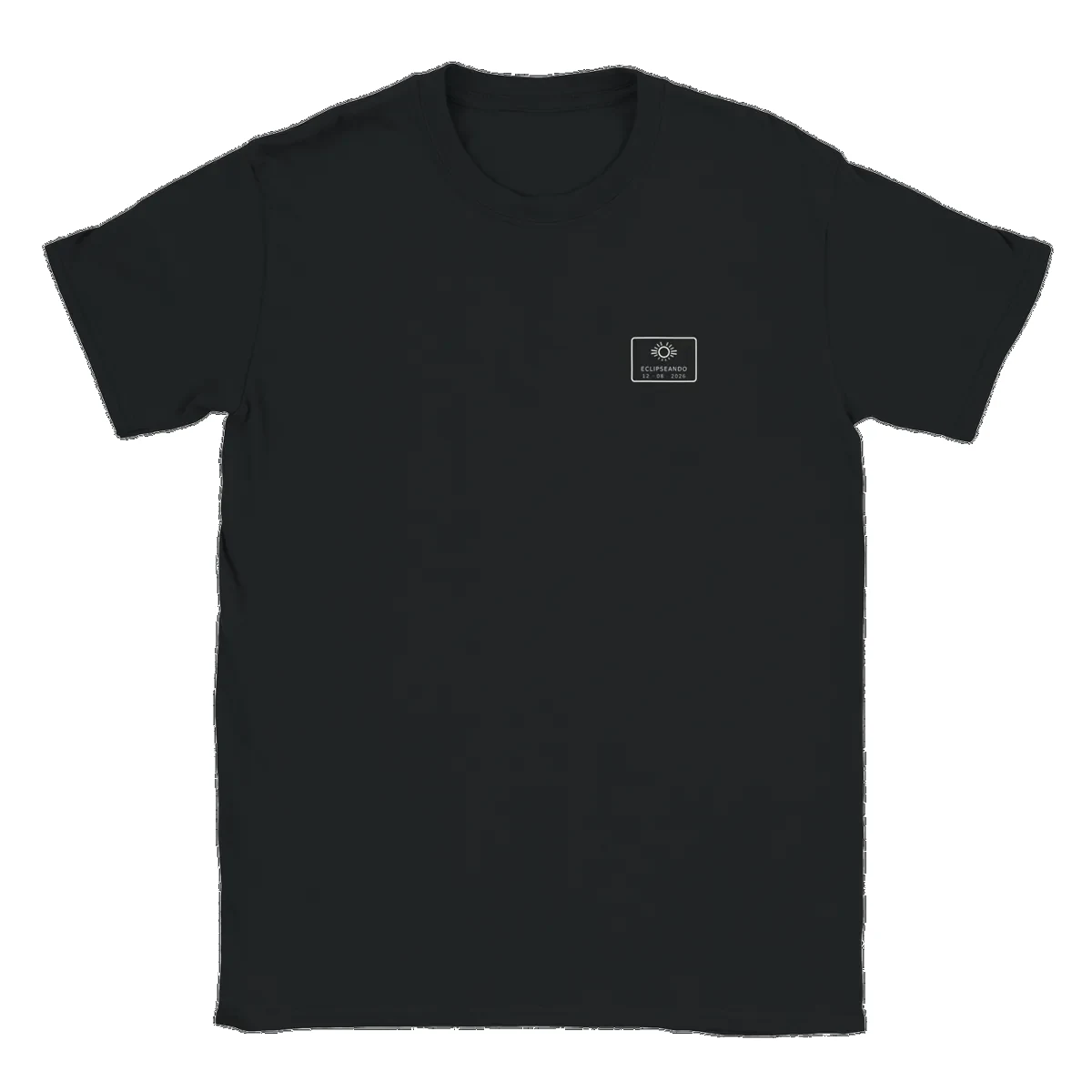 T-shirt de l’éclipse · recto verso en noir. Éclipse totale du 12 août 2026. Motif «  », petit écusson fixe sur la poitrine (5,6 cm) et impression 30 × 40 cm au dos. Y sont imprimés le nom de la commune, son heure de totalité et sa durée