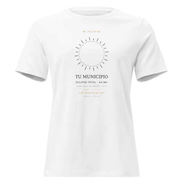 T-shirt do eclipse · corte de mulher em branco. Eclipse total de 2 de agosto de 2027. Motivo «O meu eclipse», estampagem de 30 × 40 cm no peito. Leva impressos o nome do concelho, a hora do máximo e, se aí o eclipse for total, quanto dura a escuridão