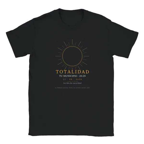 T-shirt de l’éclipse · enfant en noir. Éclipse totale du 12 août 2026. Motif « Totalité », impression 30 × 40 cm sur la poitrine. Y sont imprimés le nom de la commune, son heure de totalité et sa durée