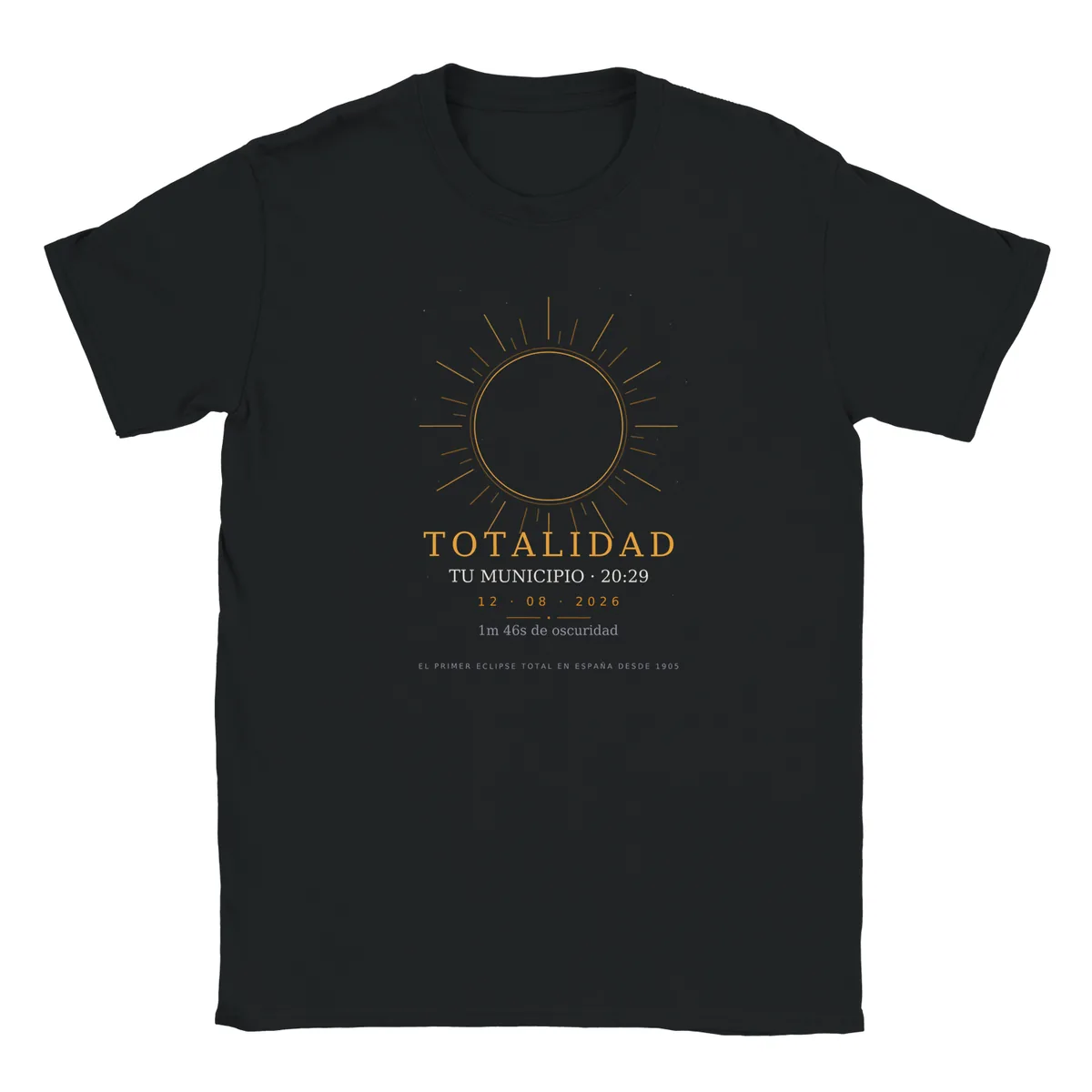 T-shirt de l’éclipse · enfant en noir. Éclipse totale du 12 août 2026. Motif « Totalité », impression 30 × 40 cm sur la poitrine. Y sont imprimés le nom de la commune, son heure de totalité et sa durée