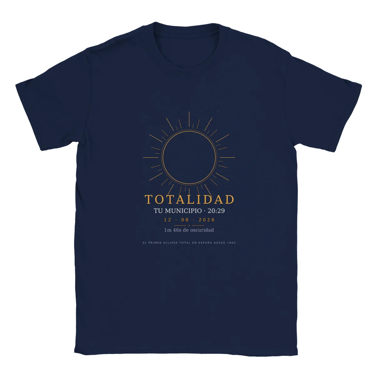 T-shirt do eclipse em azul-marinho. Eclipse total de 12 de agosto de 2026. Motivo «Totalidade», estampagem de 30 × 40 cm no peito. Leva impressos o nome do concelho, a sua hora de totalidade e quanto dura