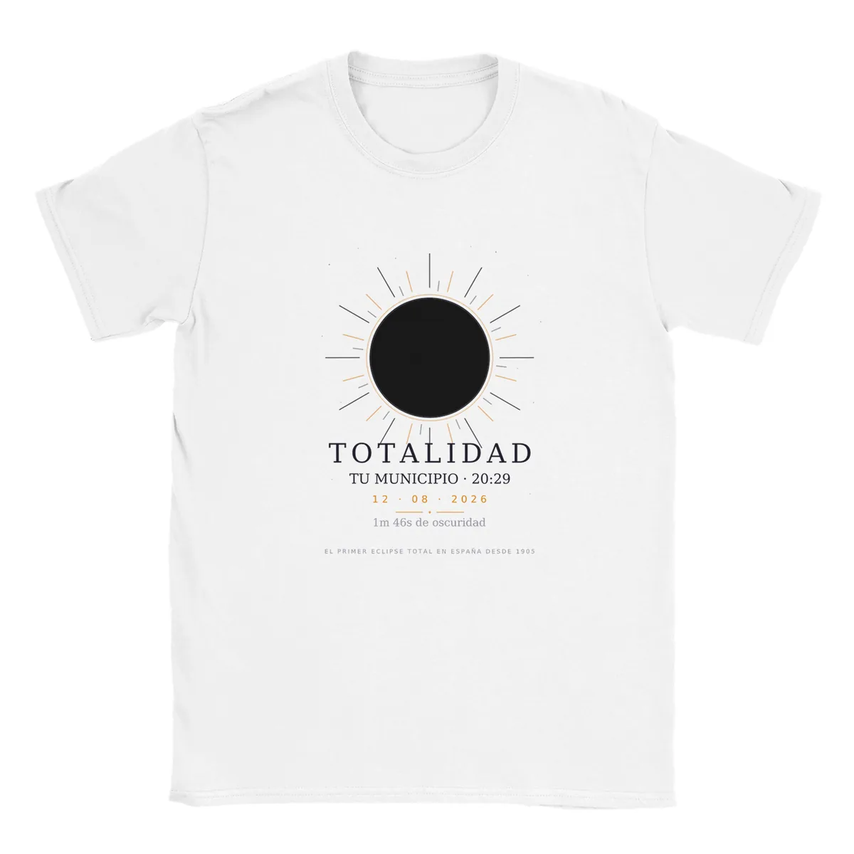 T-shirt do eclipse em branco. Eclipse total de 12 de agosto de 2026. Motivo «Totalidade», estampagem de 30 × 40 cm no peito. Leva impressos o nome do concelho, a sua hora de totalidade e quanto dura