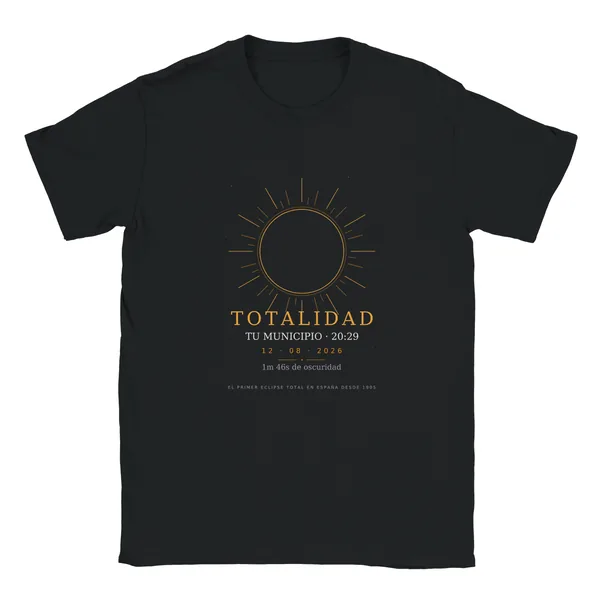 Eclipse T-shirt in black. Total solar eclipse of 12 August 2026. “Totality” design, 30 × 40 cm chest print. Printed on it: the town name, its totality time and how long the darkness lasts
