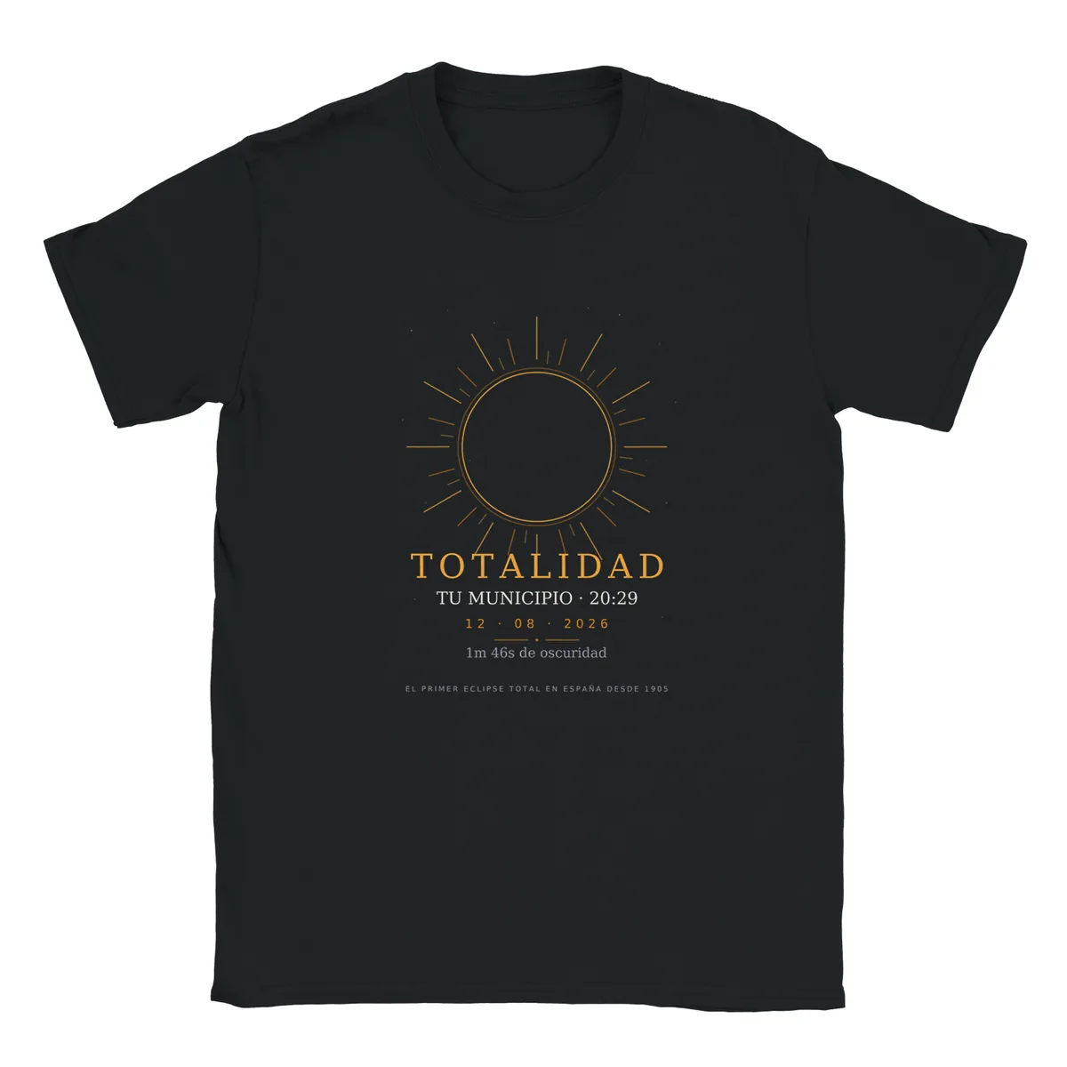 T-shirt do eclipse em preto. Eclipse total de 12 de agosto de 2026. Motivo «Totalidade», estampagem de 30 × 40 cm no peito. Leva impressos o nome do concelho, a sua hora de totalidade e quanto dura