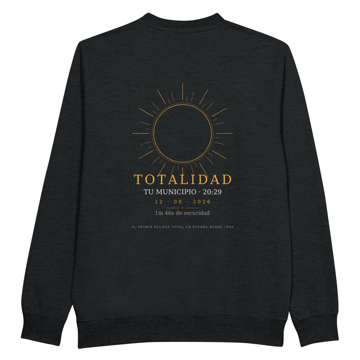 Sweat de l’éclipse · recto verso en noir. Éclipse totale du 12 août 2026. Motif « Totalité », au dos. Y sont imprimés le nom de la commune, son heure de totalité et sa durée