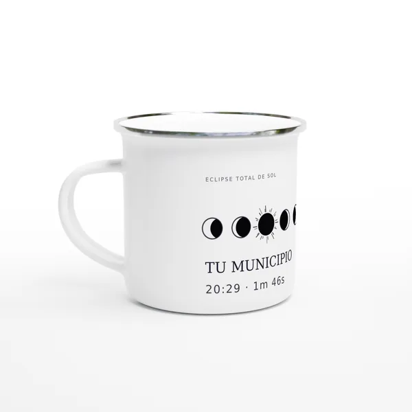 Caneca esmaltada de campismo do eclipse. Eclipse total de 12 de agosto de 2026. Motivo «el eclipse da la vuelta», impressão a toda a volta da peça. Leva impressos o nome do concelho, a sua hora de totalidade e quanto dura