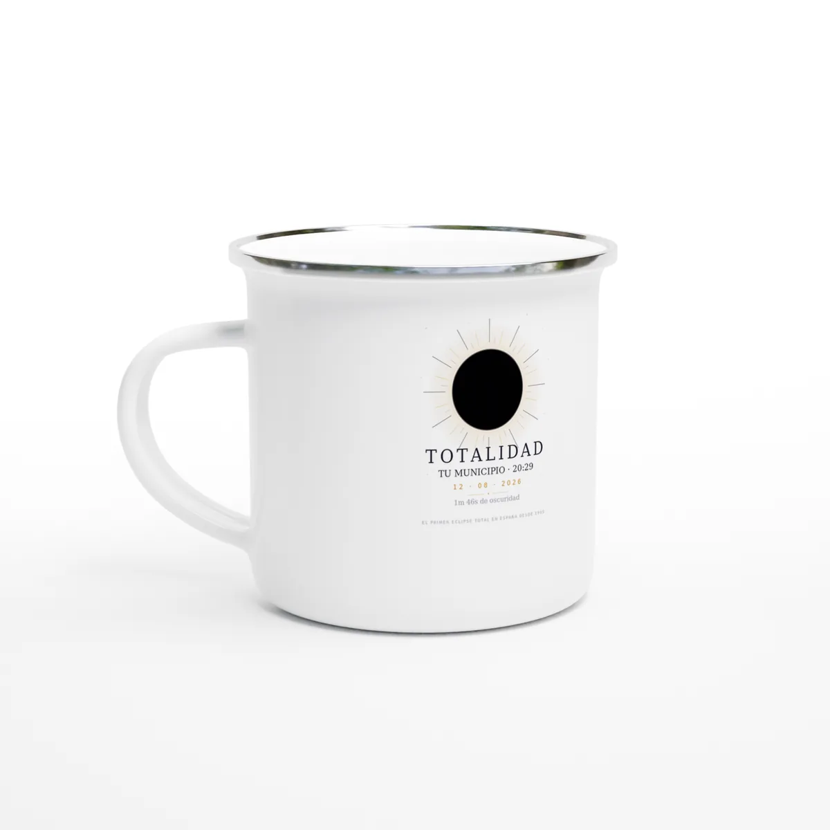 Mug émaillé de l’éclipse. Éclipse totale du 12 août 2026. Motif « Totalité », impression tout autour du mug. Y sont imprimés le nom de la commune, son heure de totalité et sa durée