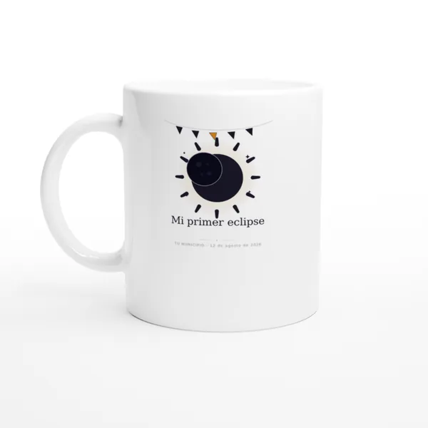 Tasse zur Sonnenfinsternis in weiß. Totale Sonnenfinsternis am 12. August 2026. Motiv „Meine erste Sonnenfinsternis“, rundumdruck, einmal um die tasse herum. Aufgedruckt sind der Ortsname, seine Uhrzeit der Totalität und deren Dauer