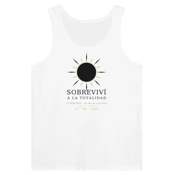 Top de alças do eclipse em branco. Eclipse total de 12 de agosto de 2026. Motivo «Sobrevivi à totalidade», estampagem de 30 × 40 cm no peito. Leva impressos o nome do concelho, a sua hora de totalidade e quanto dura